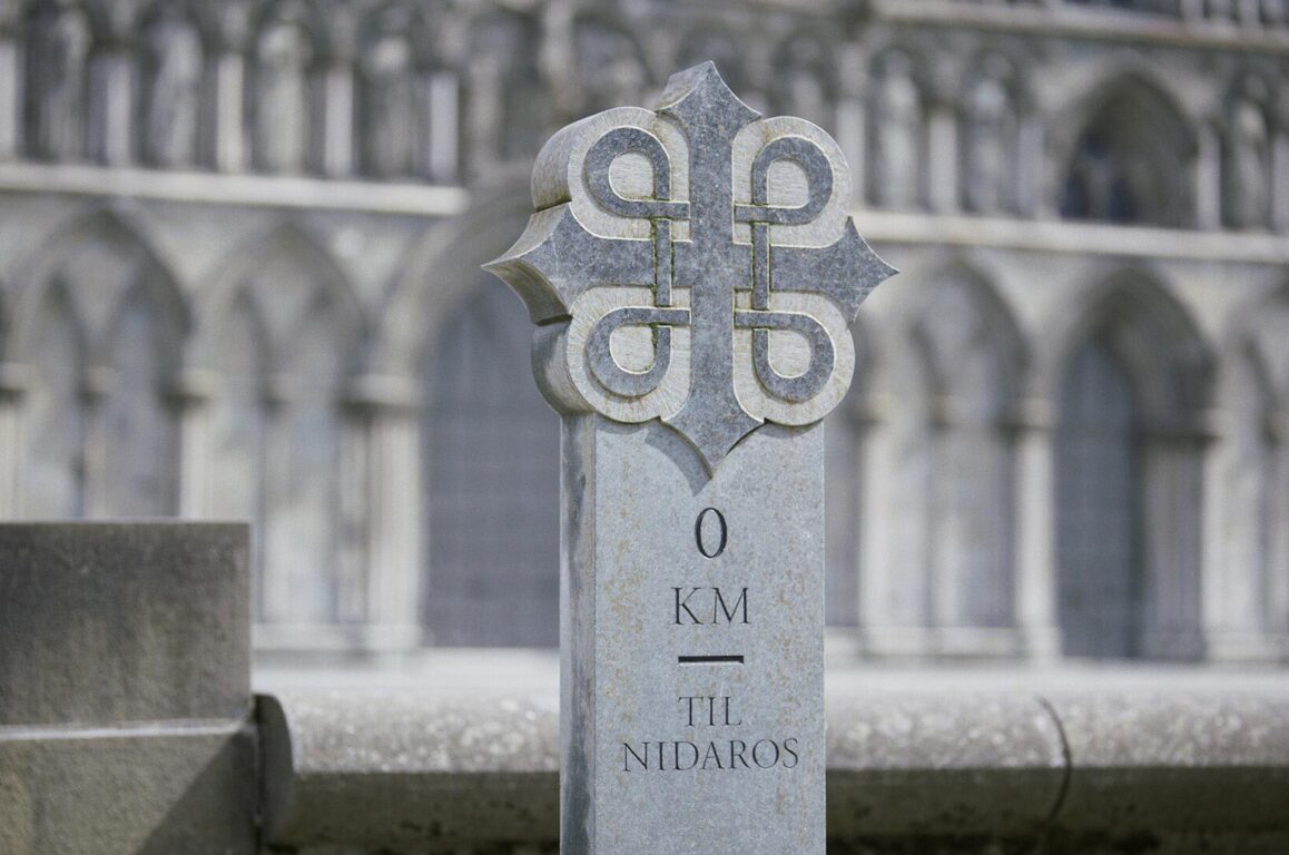 Milesteinen foran Nidarosdomen. Foto