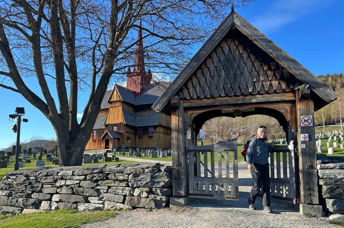 Kvinne utenfor Ringebu Stavkirke. Foto