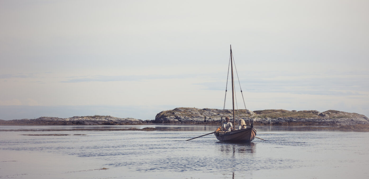 En robåt på havet med to personer i.