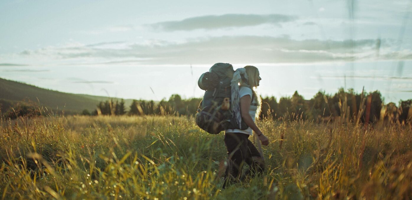 Person går med ryggsekk. Foto