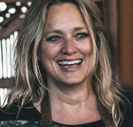 Portrett av en smilende kvinne.