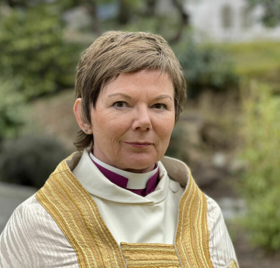 Portrett av kvinne i presteantrekk.