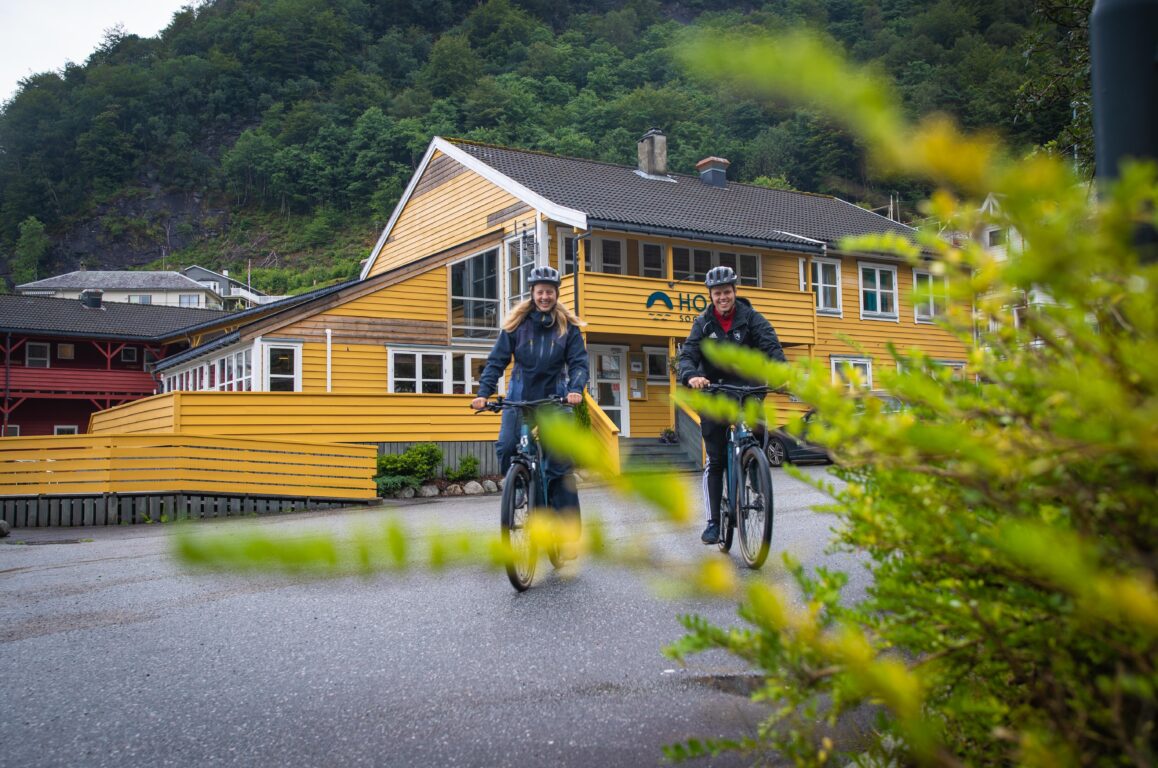2 syklistar foran Hotel Sognefjord. Foto