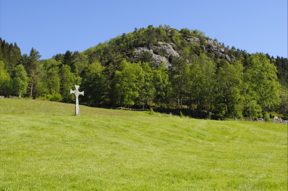 Stonecross in Eivindvik. Photo