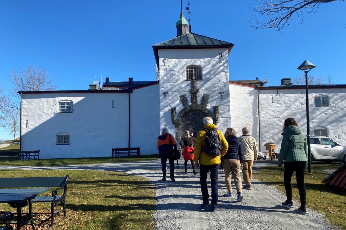 Mennesker som går opp mot Austråttborgen