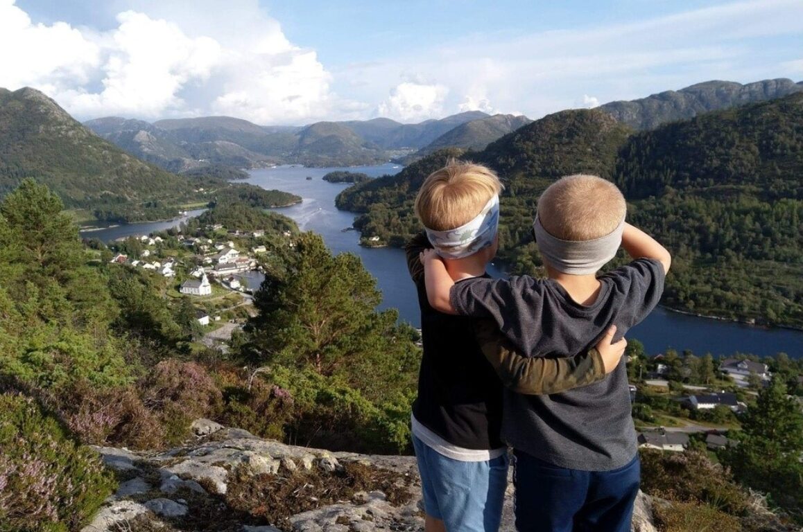 To gutar på eit fjell med Eivindvik i bakgrunnen