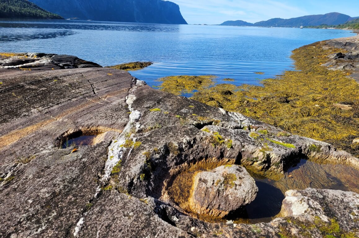 Berg med ringar etter kvernstein