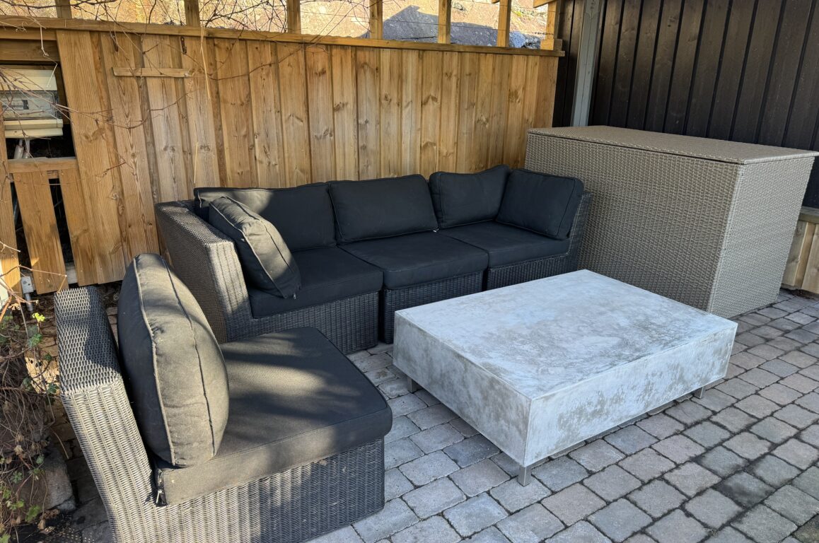 Uteplass med sofagruppe og bord, under tak