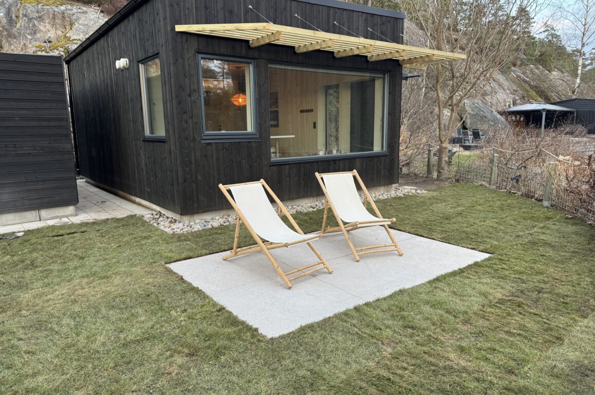 uteplass- platting utenfor hytta med to solstoler