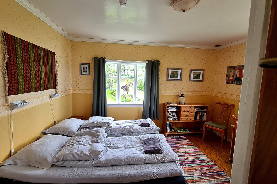 Bedroom with double bed. Photo