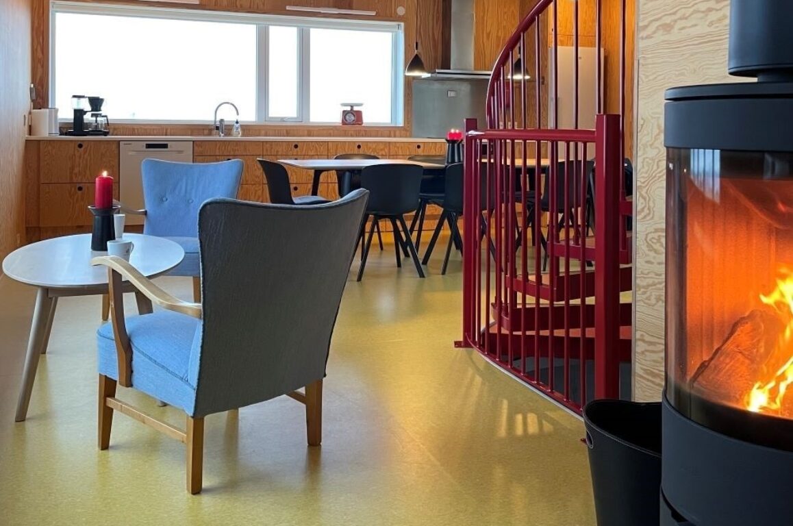 Kjøkken med fyr i peisen