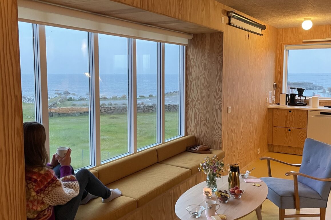 Utsikt over Jærstrendene fra kjøkkenet på Friluftshuset Kvassheim