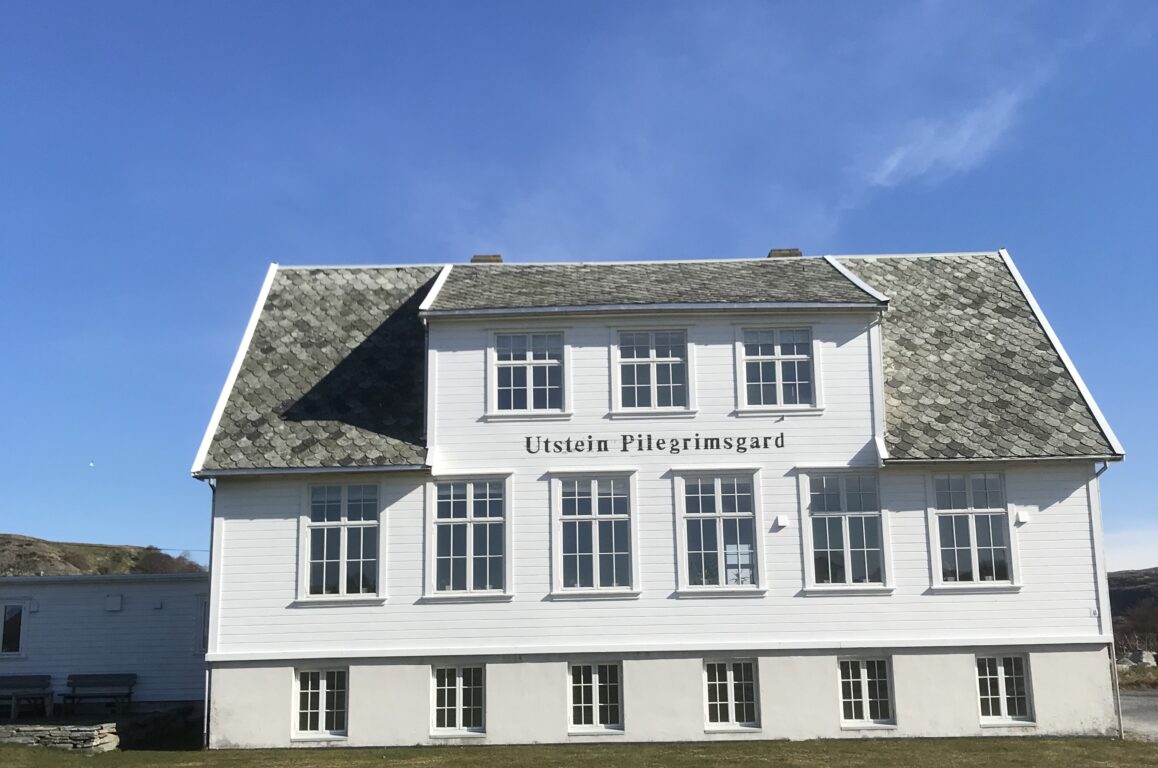 Eldre hvitmalt skolebygning. Utstein pilegrimsgard