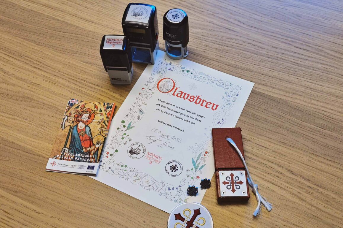 Olavsbrev, pilegrimspass, stempel og pilegrimsmerker. Foto