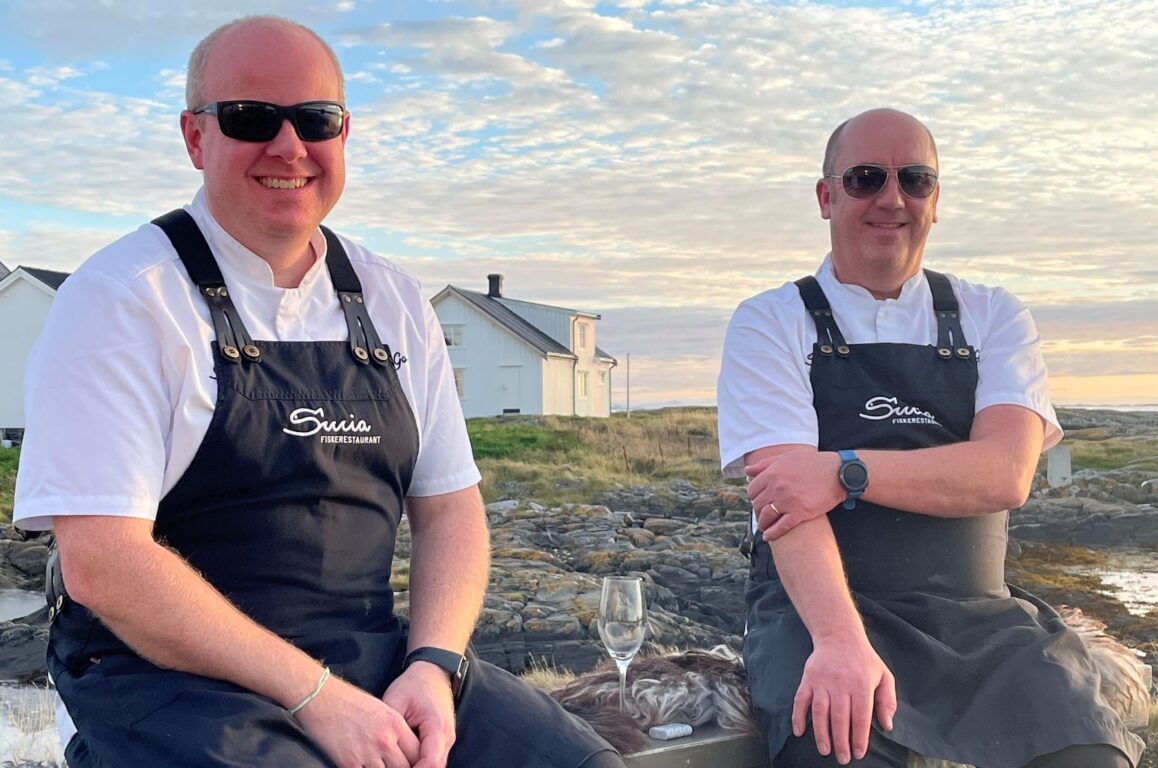 Kokker ved Olsennaustet restaurant ønsker velkommen til Veiholmen på Smøla.