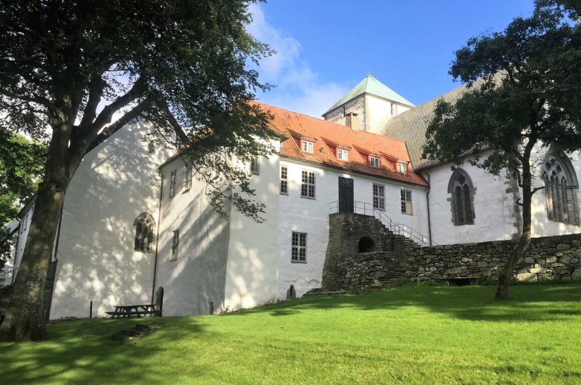 Utstein kloster i vakre, historiske omgivelser