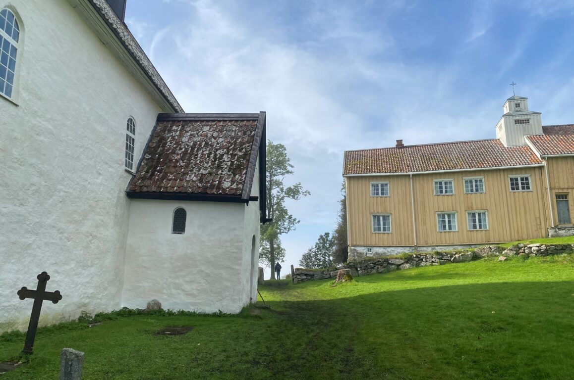 Prestegarden og kyrkja på Veøya