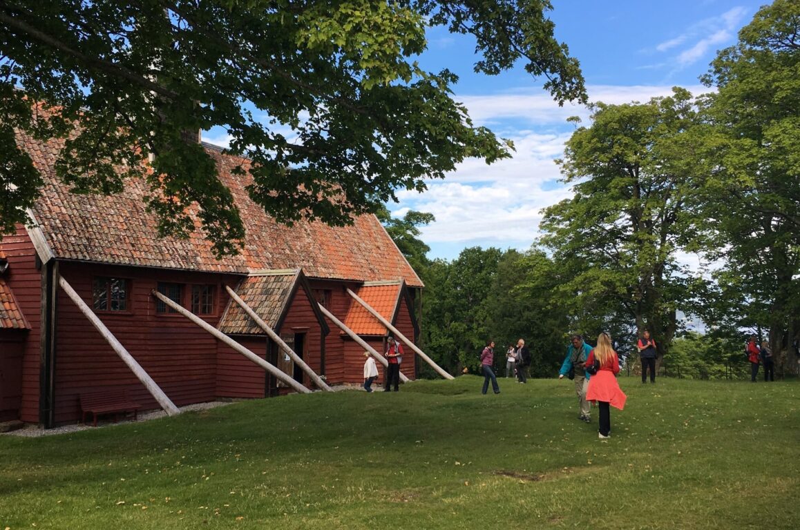 Kystpilegrimsleia - nøkkelsted Kvernes på Averøy