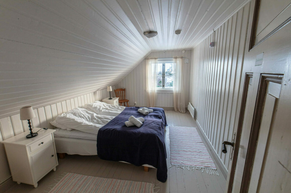 Oppå loftet er det romslige, lyse soverom med dobbeltseng under skråtaket.