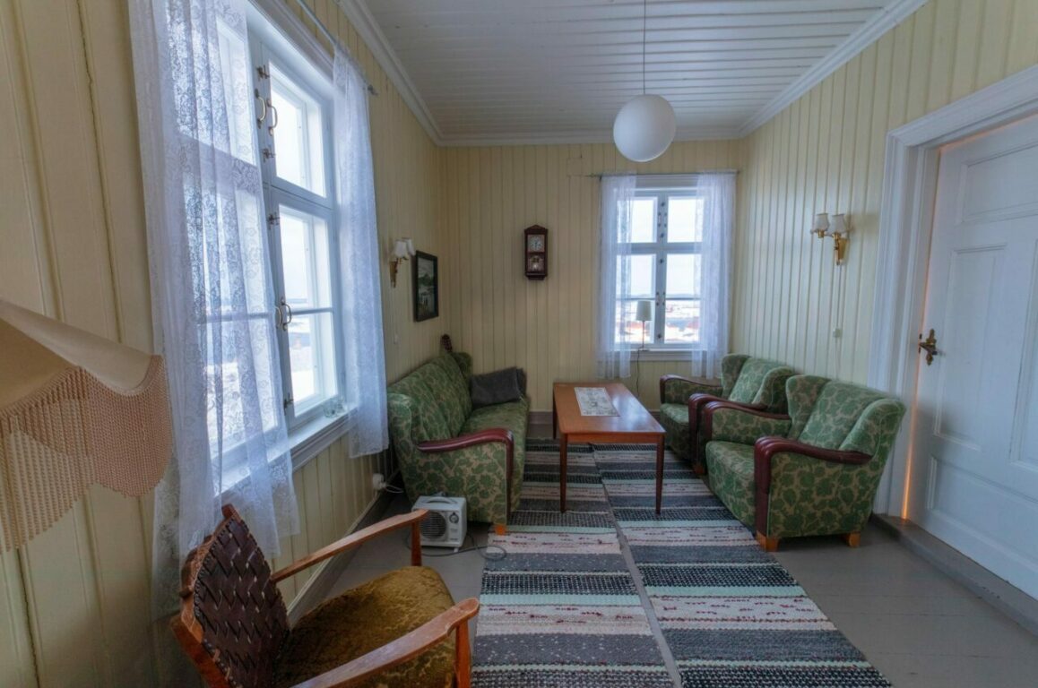 Ei lita lysmalt stue i 40-talls-stil.